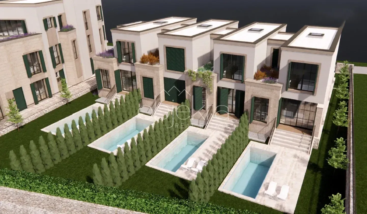 Spoljni prikaz niza modernih vila sa bazenima i uređenim dvorištem.