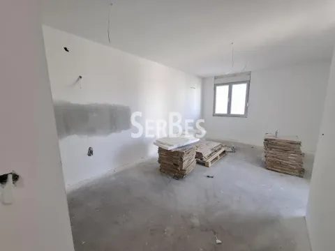 Neopremljena prostorija u izgradnji sa građevinskim materijalom. - image 2