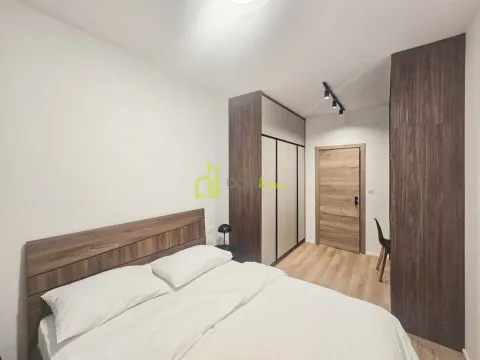 Moderna spavaća soba sa bračnim krevetom, garderoberom i drvenim podom. - image 7