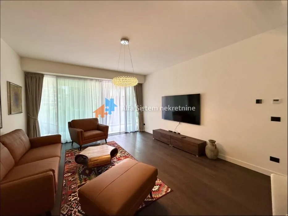 Izdavanje, četvorosoban stan, 110m², Savski Venac, Beograd