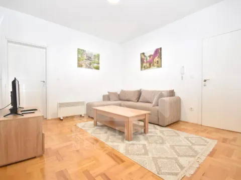 Izdavanje, dvosoban stan, 56m², Stari Aerodrom, Podgorica - image 2