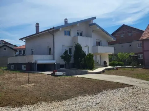 Kuća in Zvezdara Sve Podlokacije