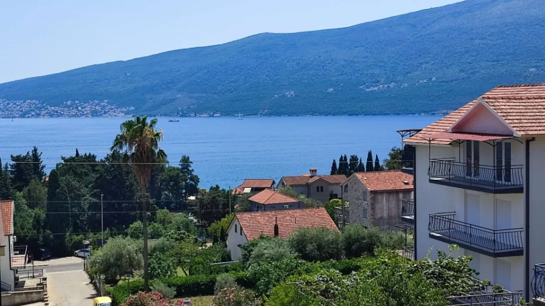 Izdavanje, jednosoban stan, 46m², Baošići, Herceg Novi