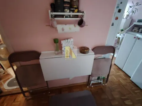Manja kuhinja sa sklopivim stolom i dve stolice. - image 12
