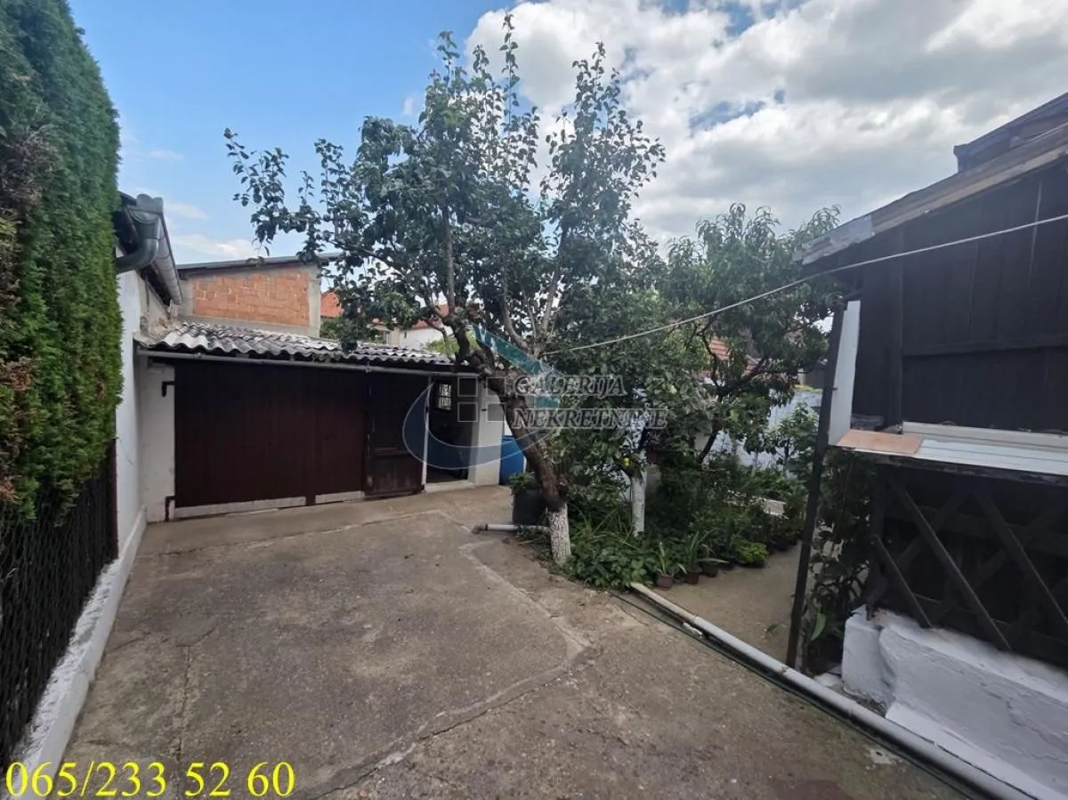 Prodaja, kuća, 240m², Centar, Inđija