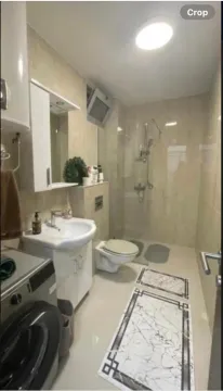 Kupatilo opremljeno tuš kabinom, umivaonikom i veš mašinom. - image 7