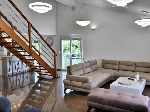 Izdavanje, trosoban stan, 150m², Pržno, Budva - image 2