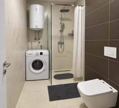 Kupatilo sa tuš kabinom, WC šoljom, veš mašinom i bojlerom. - image 6