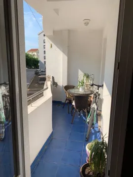 Namtještena terasa sa garniturom za sjedenje i pogledom na okolinu. - image 7