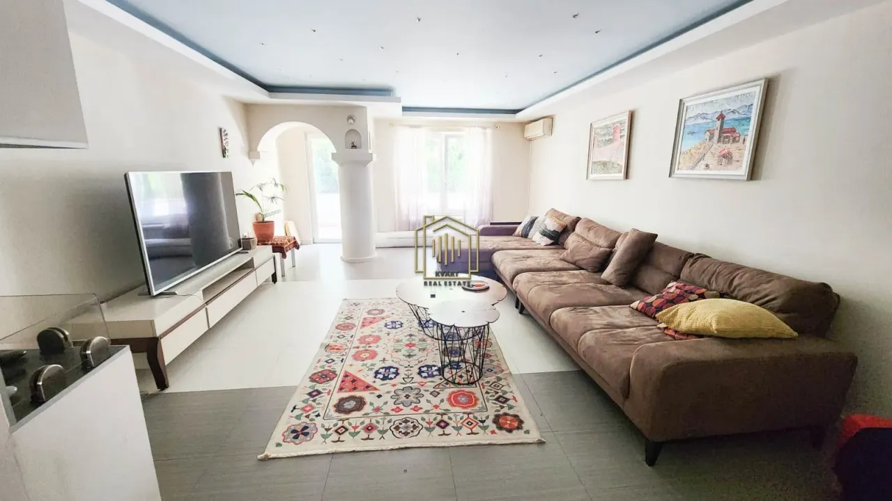 Izdavanje, četvorosoban stan, 220m², Gorica C, Podgorica