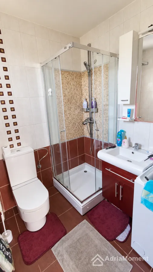 Kompaktno kupatilo sa tuš kabinom, umivaonikom i wc šoljom.