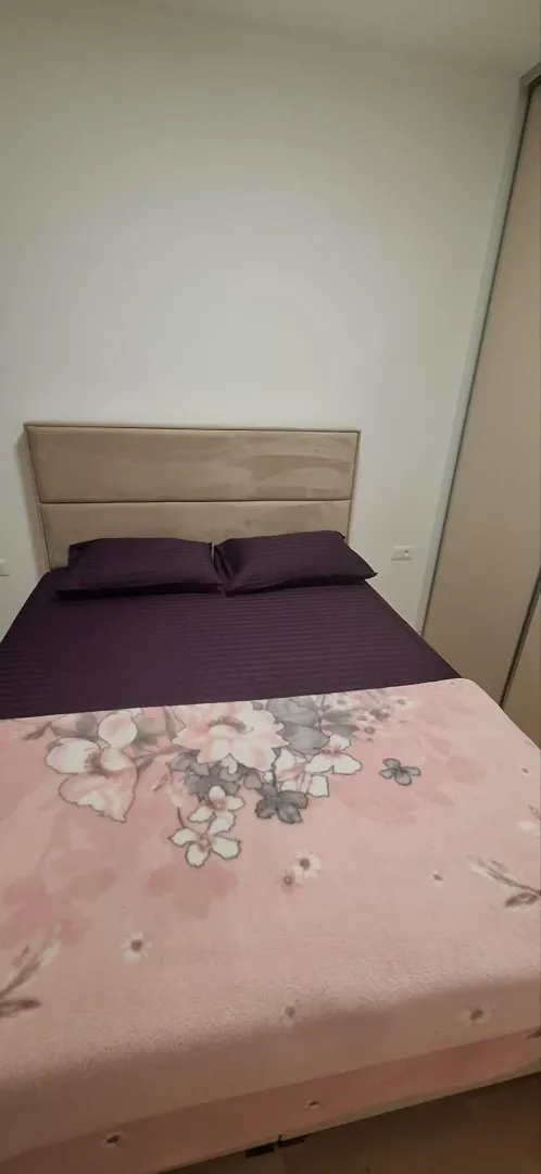 Spavaća soba sa bračnim krevetom i plakarom.