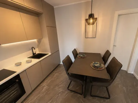 Moderna kuhinja sa trpezarijskim stolom i stolicama. - image 7