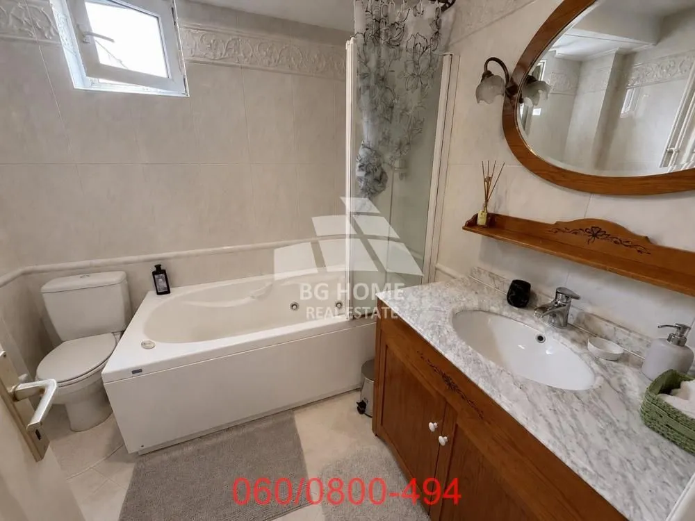 Bathroom equipped with a bathtub, washbasin, and toilet.