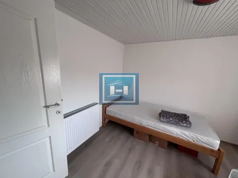 Manja spavaća soba sa krevetom i radijatorom. - image 22