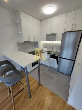 Moderna bela kuhinja sa šankom i barskim stolicama. - image 6