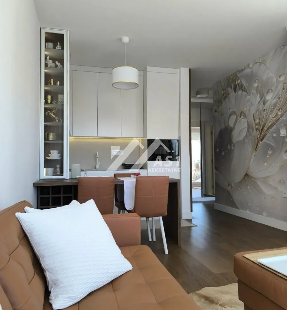 Izdavanje, dvosoban stan, 44m², Centar, Novi Sad