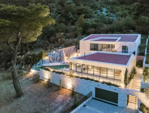 Moderna dvospratna vila sa bazenom i osvijetljenom fasadom u prirodnom okruženju. - image 11