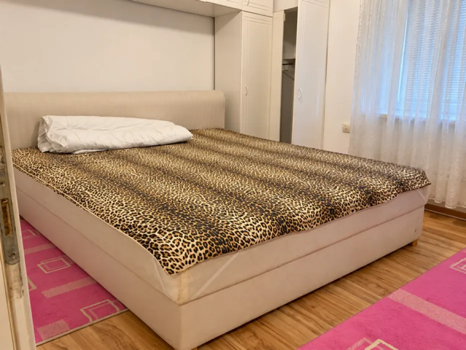 Spavaća soba sa bračnim krevetom i ugradnim ormarima.