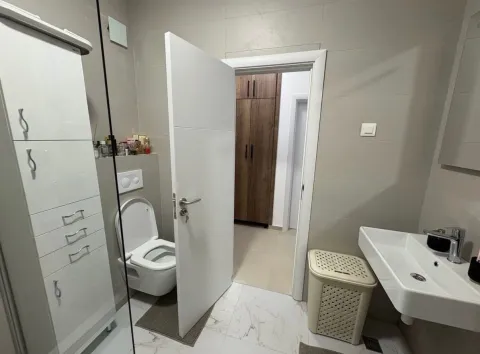 Savremeno opremljeno kupatilo sa sanitarijama i umivaonikom. - image 9