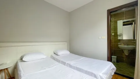 Spavaća soba sa dva odvojena kreveta i sopstvenim kupatilom. - image 22