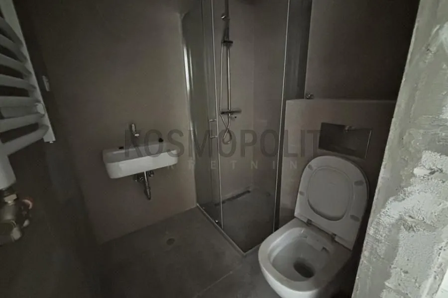 Kupatilo u fazi završnih radova sa ugrađenom sanitarijom i tuš kabinom.