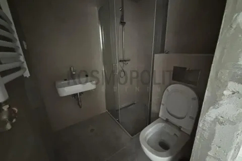 Kupatilo u fazi završnih radova sa ugrađenom sanitarijom i tuš kabinom. - image 5