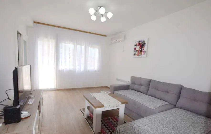 Izdavanje, jednosoban stan, 53m², Centar, Tivat