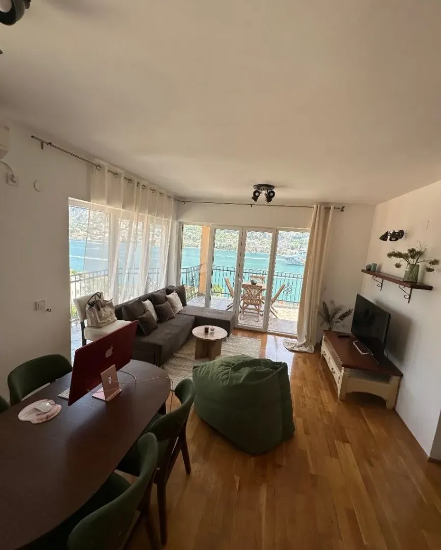Izdavanje, trosoban stan, 77m², Muo, Kotor
