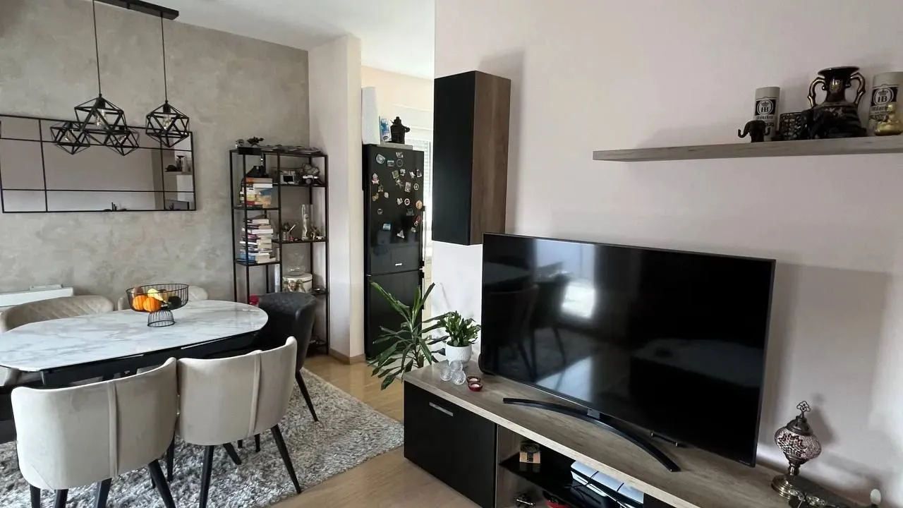 Dnevni boravak sa trpezarijom i modernim namještajem.