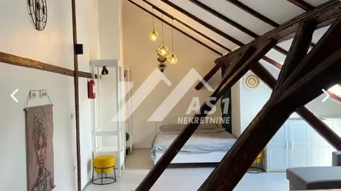 Potkrovlje sa spavaćom sobom i drvenim krovnim gredama. - image 3