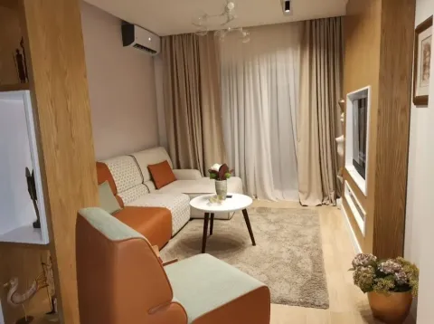 Dnevna soba sa ugaonim kaučem i foteljom. - image 11