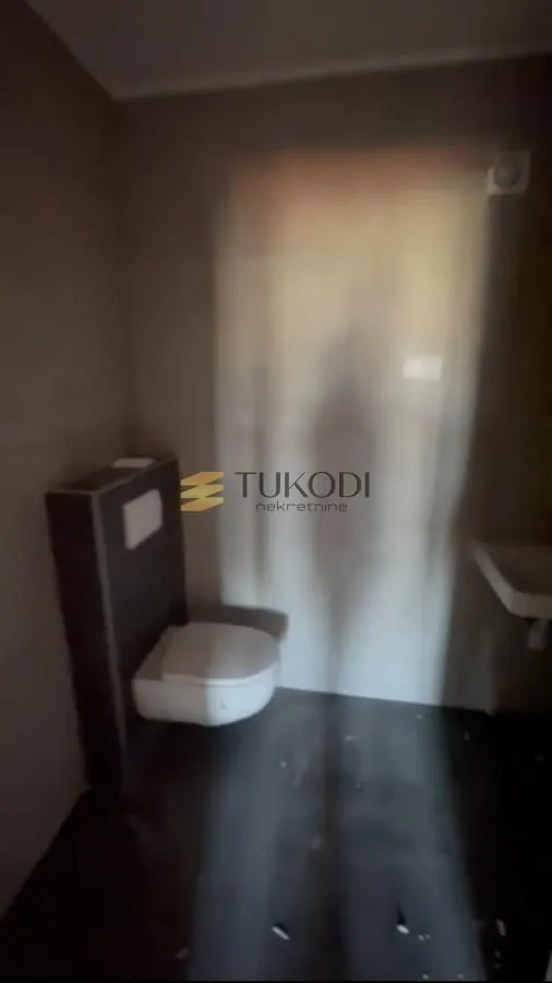 Manje kupatilo sa ugradnom wc šoljom i umivaonikom.