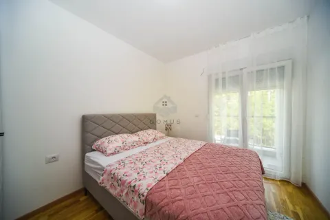 Spavaća soba sa bračnim krevetom i izlazom na terasu. - image 7