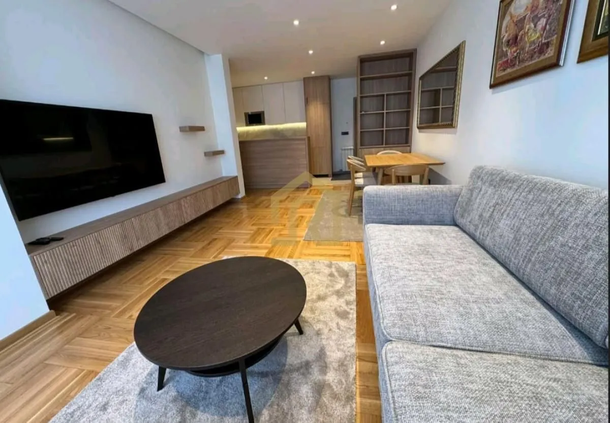 Izdavanje, četvorosoban stan, 90m², Vračar Sve Podlokacije, Beograd