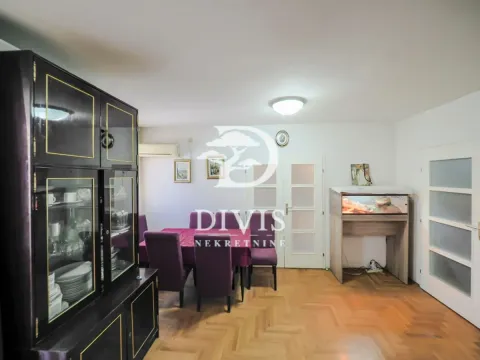 Trpezarija sa garniturom za sedenje i velikim tamnim vitrinama. - image 4