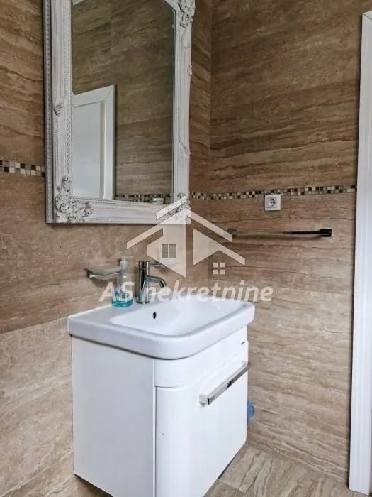 Izdavanje, poslovni prostor, 72m², Kalenić Pijaca, Vračar Sve Podlokacije