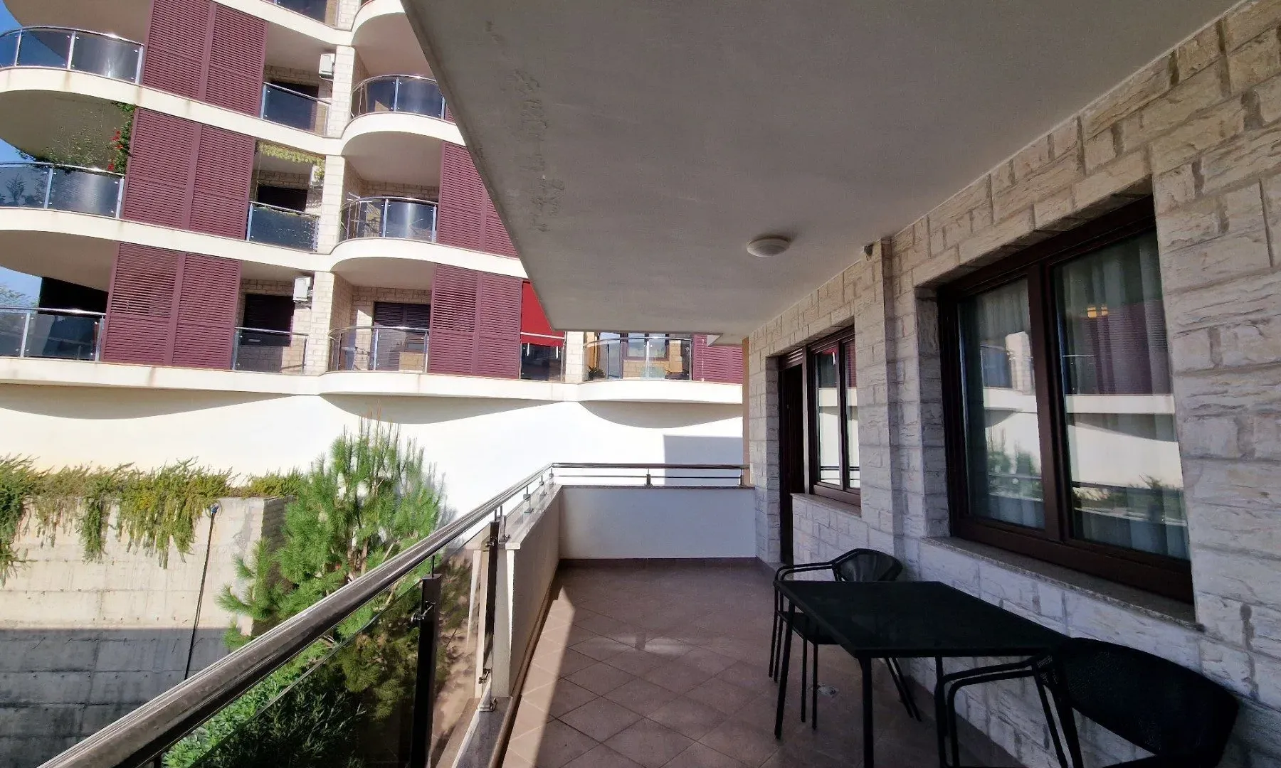 Izdavanje, jednosoban stan, 90m², Bečići, Budva
