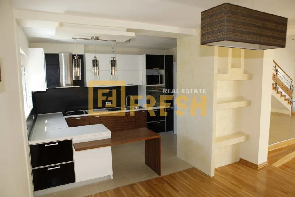 Prodaja, kuća, 304m², Kokoti, Podgorica