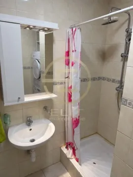 Manje kupatilo sa tuš kabinom, umivaonikom i ogledalom sa ormarićem. - image 5