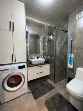 Moderne kupatilo sa tuš kabinom, umivaonikom i veš mašinom. - image 7