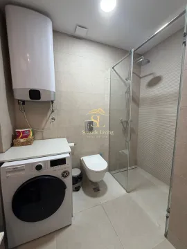 Moderne kupatilo sa tuš kabinom, toaletom i veš mašinom. - image 19