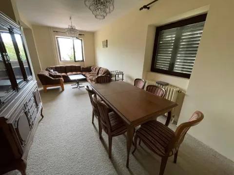 Dnevni boravak sa trpezarijskim stolom i garniturom za sedenje. - image 12