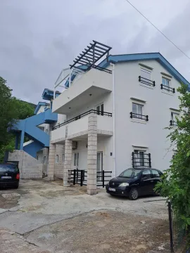 Eksterijer višestambene zgrade sa terasama i dvorištem. - image 3