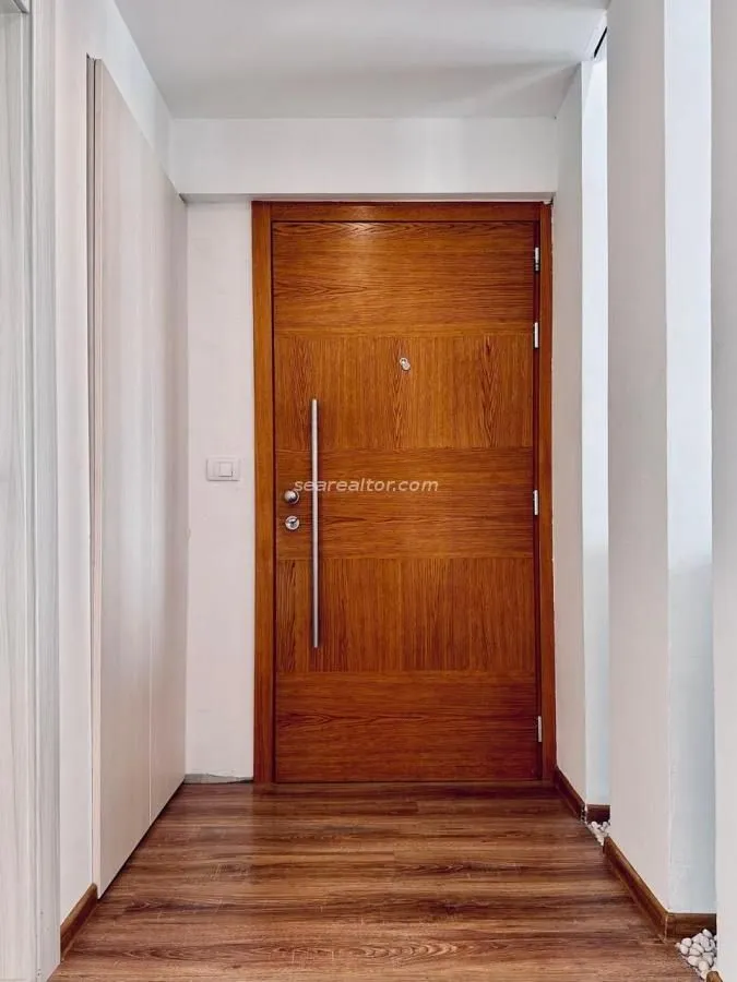 Izdavanje, trosoban stan, 130m², Centar, Tivat