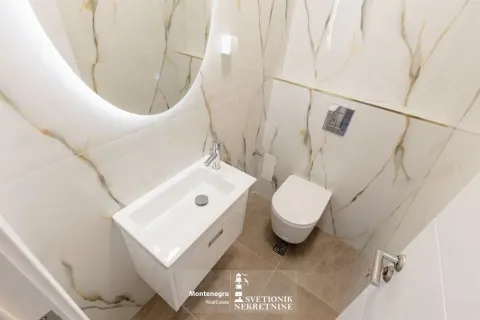 Moderne kupatilo opremljeno umivaonikom, WC šoljom i ogledalom sa pozadinskim osvjetljenjem. - image 13