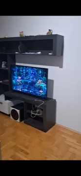 Dnevna soba sa TV komodom i parketom na podu. - image 8