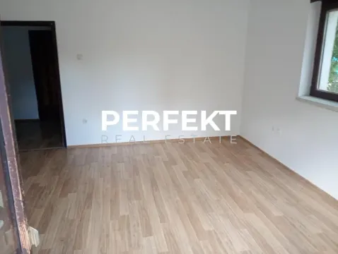 Prazna soba sa laminatom na podu i belim zidovima. - image 3