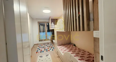 Dečja soba sa krevetom na sprat i drvenom pregradom. - image 11