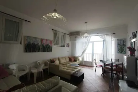 Dnevna soba sa garniturom, trpezarijskim stolom i izlazom na terasu. - image 4
